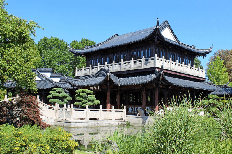 What is the culture of the Chinese?（Full text in Chinese and English）